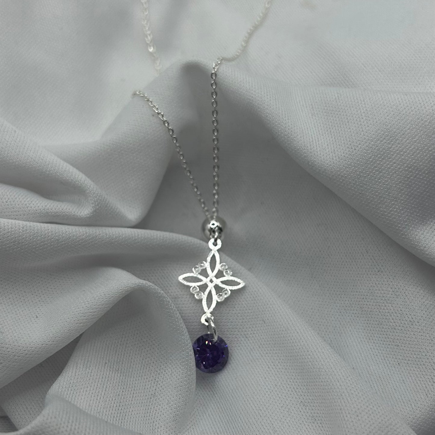 Nudo de Bruja con Circonia Colgando de color (Collar)