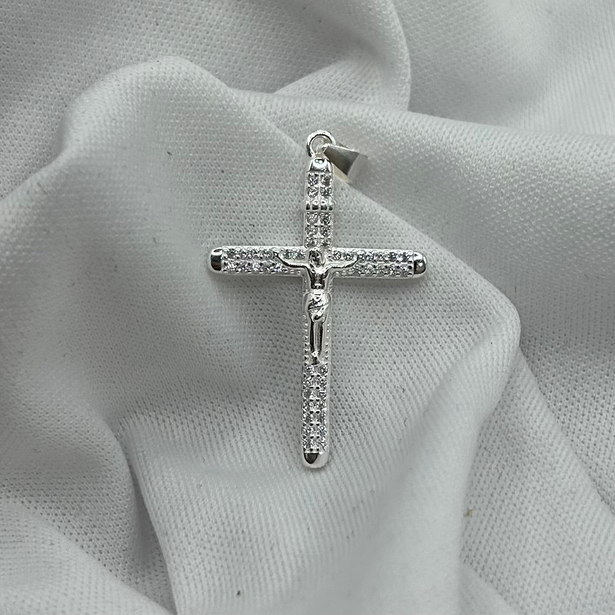 Crucifijo (Dije) El brillo de Cristo