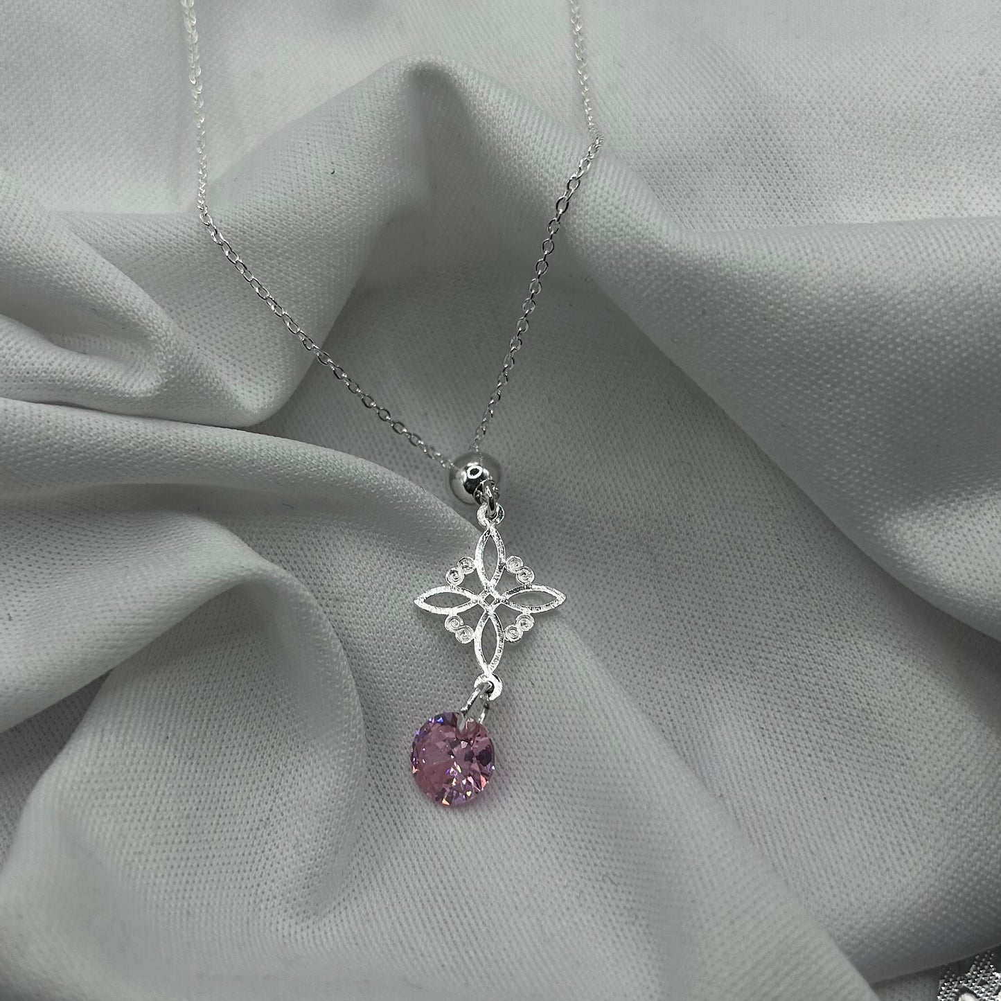 Nudo de Bruja con Circonia Colgando de color (Collar)
